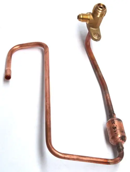 Kupferrohr mit einem Anschlussteil aus Messing, das für das Flüssigkeitsabsperrventil von Daikin-Geräten verwendet wird, für eine sichere Verbindung in Klimaanlagen.